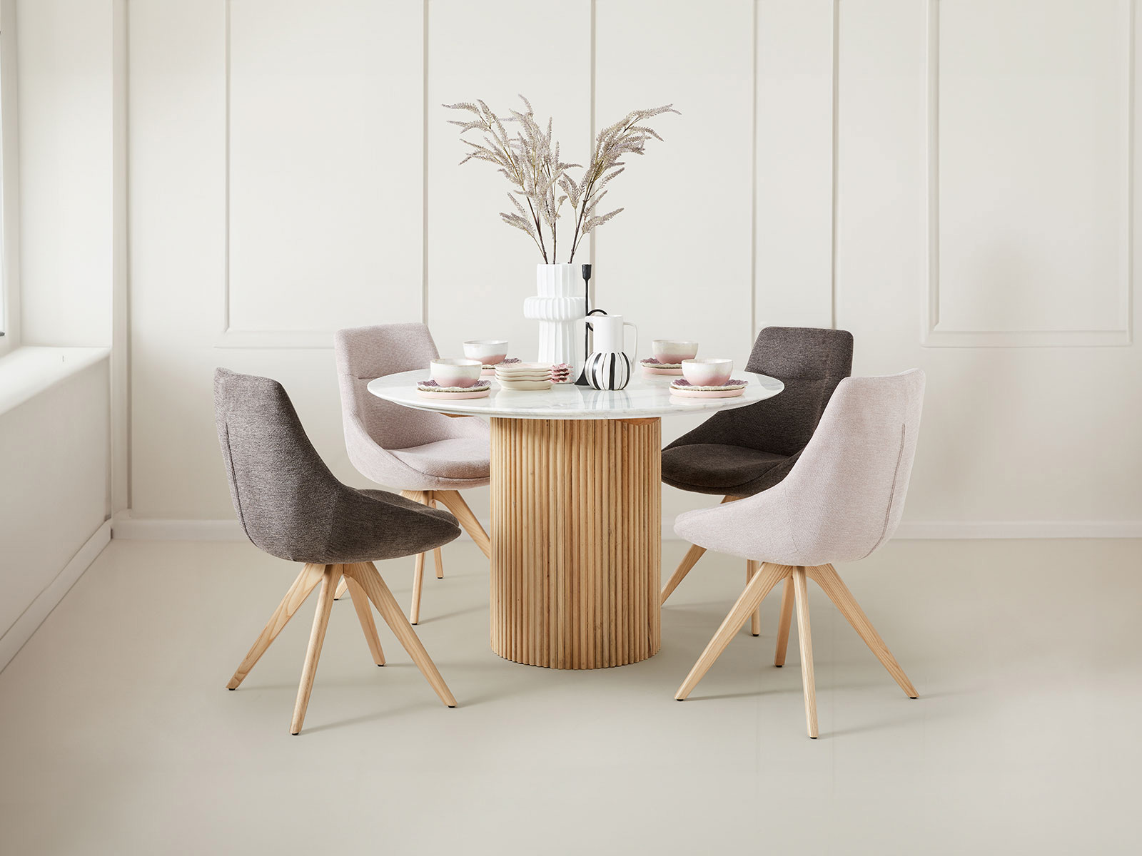 Dining Table & 4 Knox Chairs In Chestnut